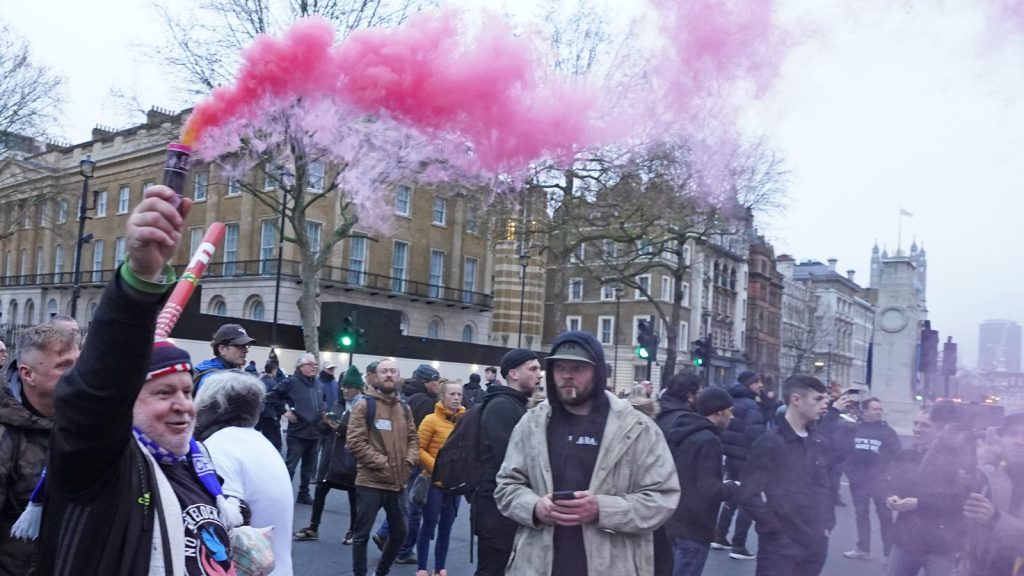 Protestatarii anti-vaccin din Londra au hărțuit clienții magazinelor și s-au luat la bătaie cu poliția