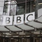 Guvernul britanic reduce finanțarea BBC. Taxa TV va fi eliminată