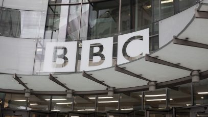 Guvernul britanic reduce finanțarea BBC. Taxa TV va fi eliminată