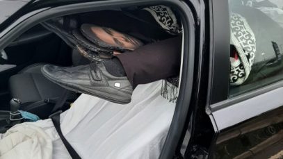 Polițiștii britanici, alertați că un șofer transportă un cadavru în mașină