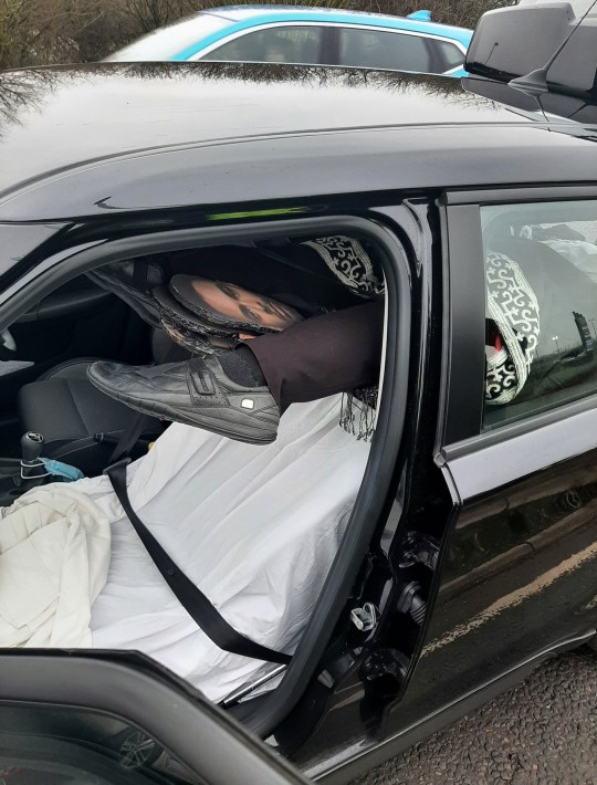 Polițiștii britanici, alertați că un șofer transportă un cadavru în mașină