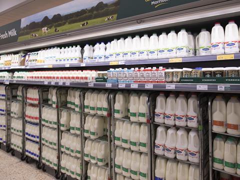 În Marea Britanie se renunță la data de expirare a laptelui. „Folosiți-vă mirosul!”