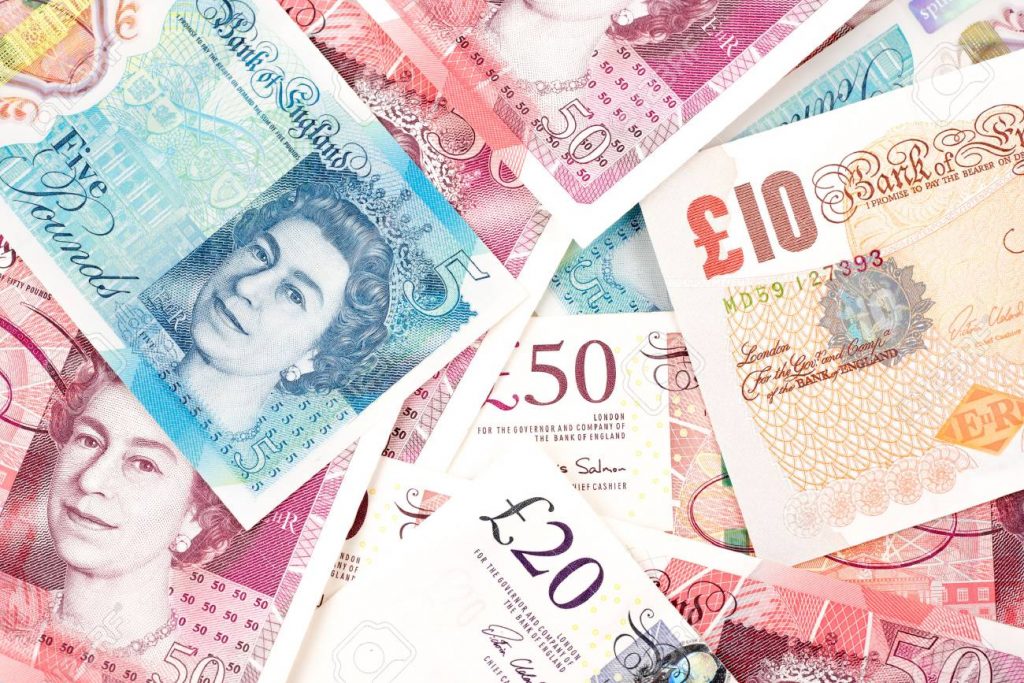 Lira sterlină este în creștere față de euro și dolar