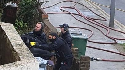 Alertă în ESTUL LONDREI: Polițiști înarmați au blocat o stradă principală