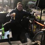 Tânăr britanic care străbătea Europa pe bicicletă, arestat de poliție în România și atacat de câini fără stăpân