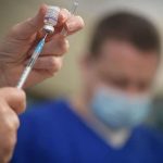 Vaccinarea obligatorie a personalului medical din Anglia ar putea fi ELIMINATĂ