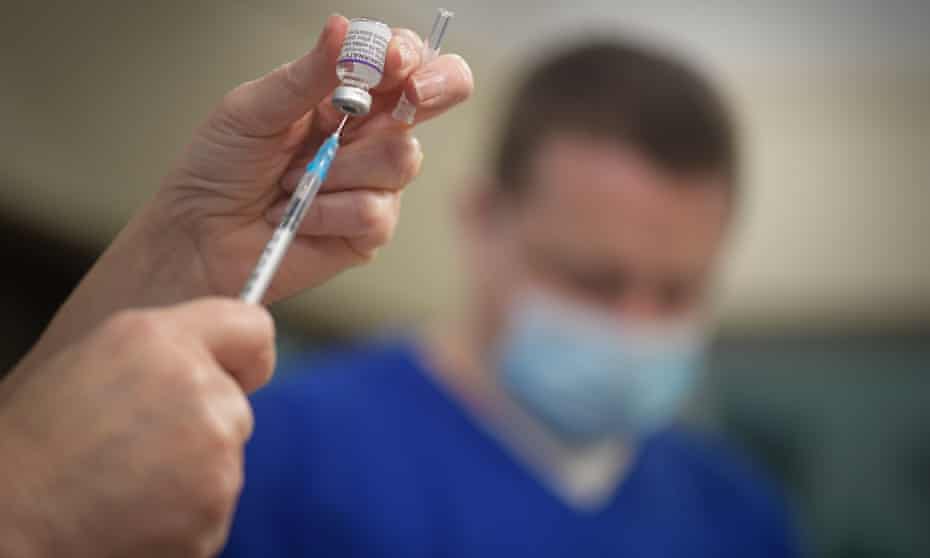 Vaccinarea obligatorie a personalului medical din Anglia ar putea fi ELIMINATĂ