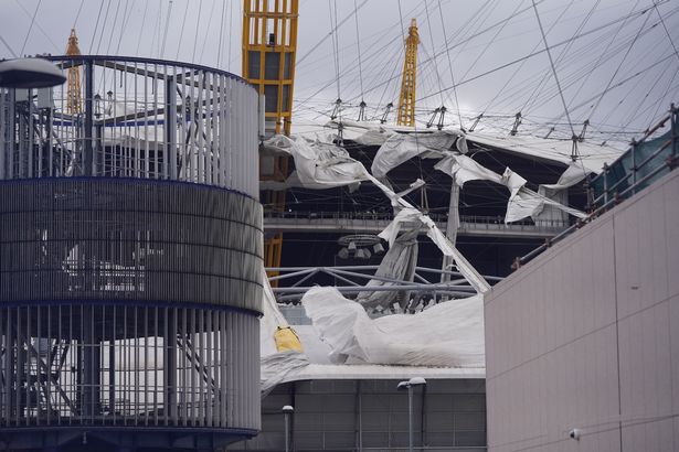 Vântul puternic a distrus o parte a cupolei „The O2 Arena” din Londra