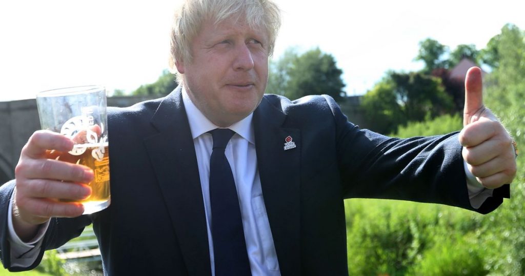 Boris Johnson, fotografiat cu o bere în mână la o petrecere din LOCKDOWN
