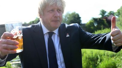 Boris Johnson, fotografiat cu o bere în mână la o petrecere din LOCKDOWN