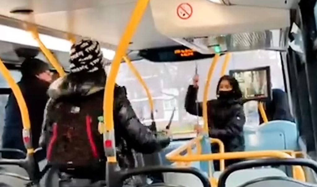 VIDEO ȘOC: Doi adolescenți se luptă cu cuțitele în fața pasagerilor îngroziți dintr-un autobuz din Londra. IMAGINI TERIFIANTE