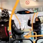 VIDEO ȘOC: Doi adolescenți se luptă cu cuțitele în fața pasagerilor îngroziți dintr-un autobuz din Londra. IMAGINI TERIFIANTE