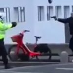 Un bărbat îndreaptă un pistol către un polițist în plină zi, în centrul Londrei