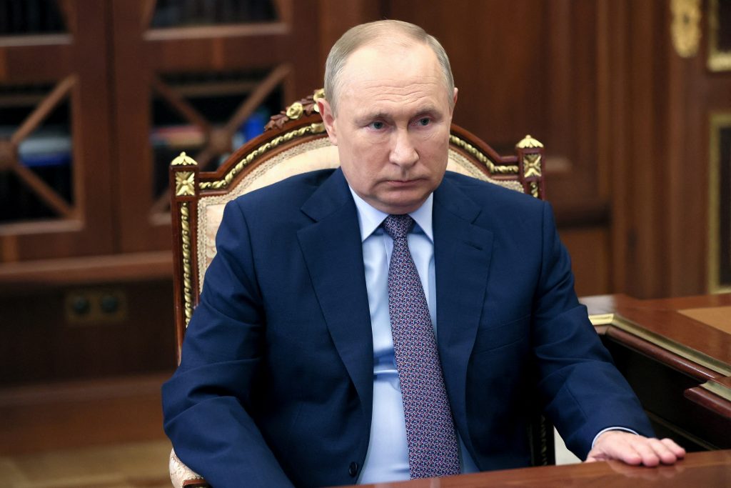 Conflict în UCRAINA: Putin ordonă trupelor rusești să „mențină pacea” în teritoriile separatiste. Occidentul pregătește sancțiuni și arme pentru Kiev