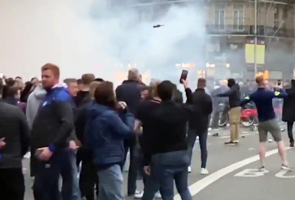 Suporterii lui Chelsea s-au luat la bătaie cu poliția franceză în timp ce strigau: „Abramovici, Abramovici!”