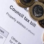 Regatul Unit: Consiliile returnează bani din Taxa Locală (Council Tax)