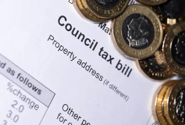 Regatul Unit: Consiliile returnează bani din Taxa Locală (Council Tax) 