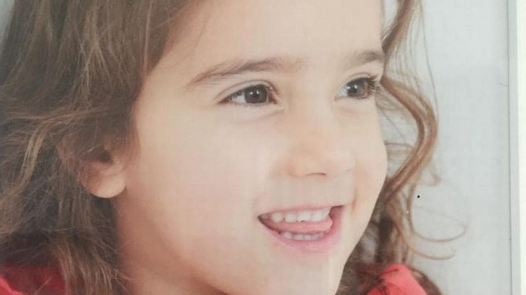 Hull: Fetiță de 5 ani moare în drum spre spital, după ce a fost trimisă de la școală cu dureri de burtă