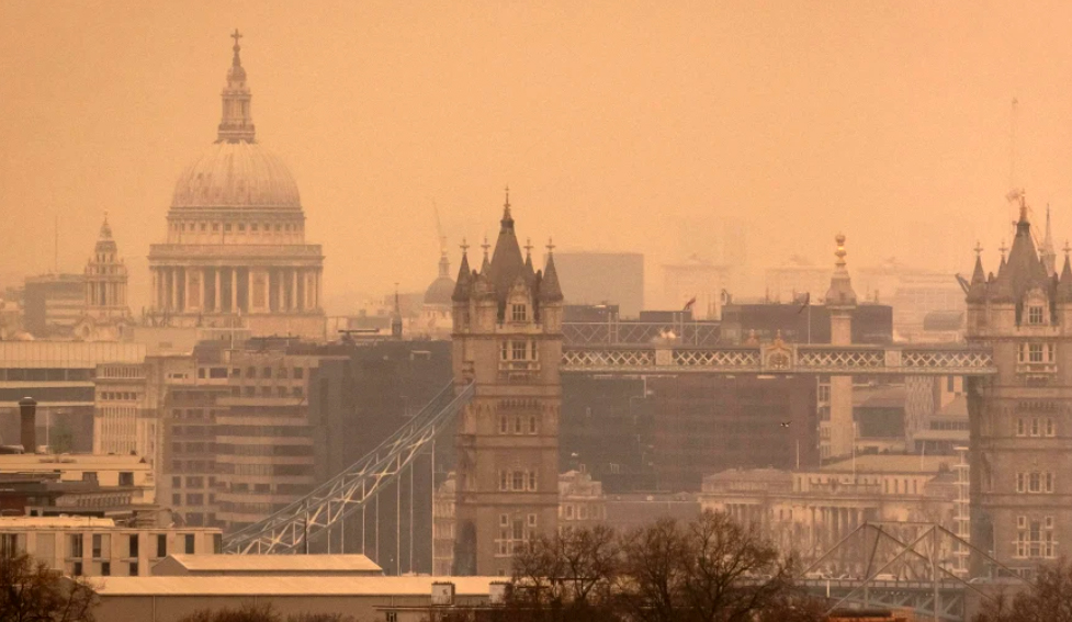 Imagini apocaliptice în Londra. „Ploaia de sânge” a ajuns în Anglia