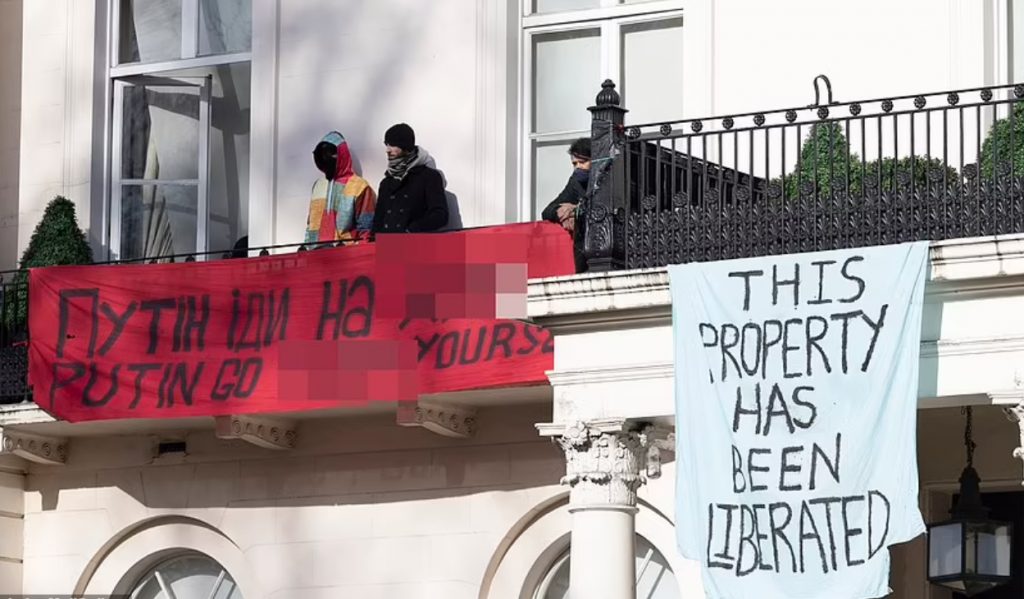 Casa unui oligarh din Londra, spartă de protestatari: „Această proprietate aparține refugiaților ucraineni”.