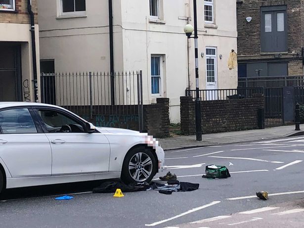 Clipe de groază în Londra: Victima înjunghiată s-a prăbușit în sânge pe capota unui Uber