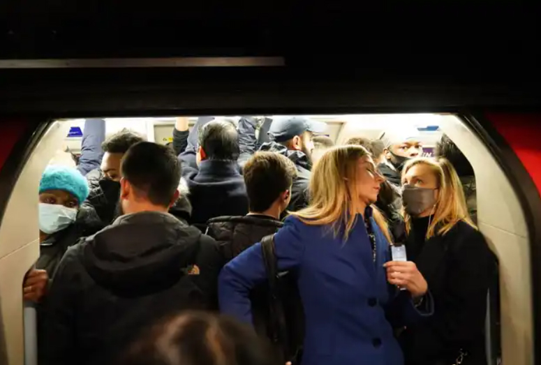 PRIVITUL, infracțiune în metroul din Londra. Poliția investighează reclamații zilnice