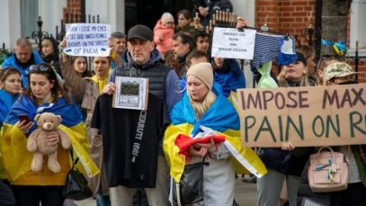 Protest al ucrainenilor din Londra în fața Ambasadei Rusiei din Regatul Unit. Ce au lăsat la ușa ambasadorului statului invadator