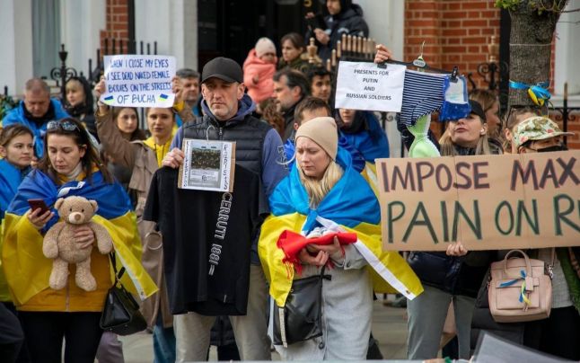 Protest al ucrainenilor din Londra în fața Ambasadei Rusiei din Regatul Unit. Ce au lăsat la ușa ambasadorului statului invadator