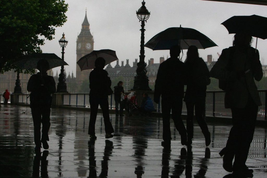 Vremea se schimbă în Marea Britanie. Se întorc ploile abundente și frigul