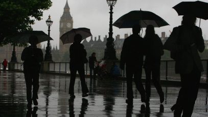 Vremea se schimbă în Marea Britanie. Se întorc ploile abundente și frigul