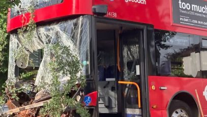 Panică printre pasagerii unui autobuz din Londra. A intrat în zid: 15 răniți
