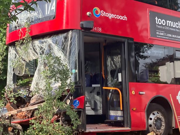 Panică printre pasagerii unui autobuz din Londra. A intrat în zid: 15 răniți