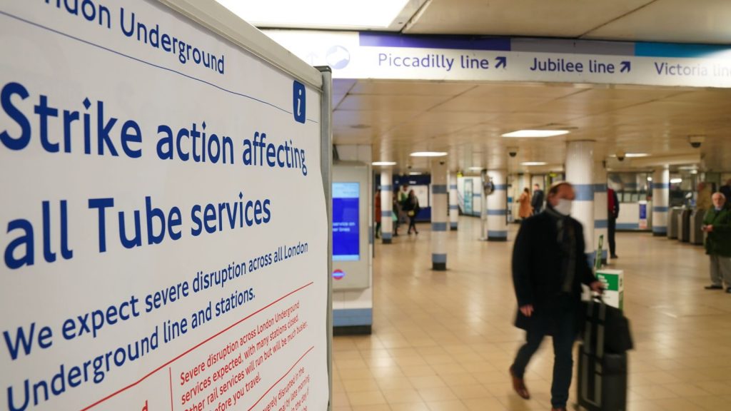 Lucrătorii de la metroul din Londra vor să strice Jubileul Reginei. Intră în GREVĂ