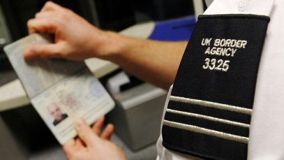 Doi români au intrat în Marea Britanie cu pașapoartele altor persoane pentru a lucra ilegal