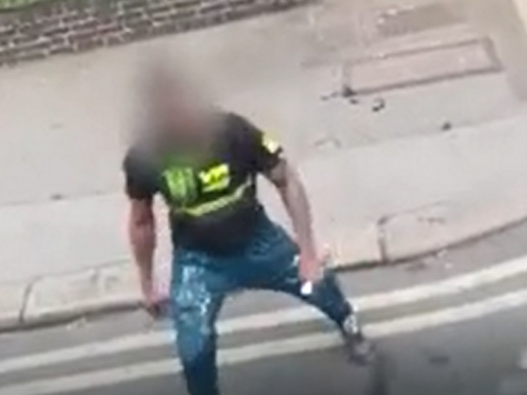 Imagini ȘOCANTE în Croydon. Un bărbat cu un cuțit se aruncă asupra motocicliștilor. Doi oameni au ajuns la spital