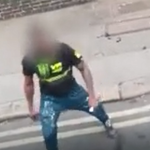 Imagini ȘOCANTE în Croydon. Un bărbat cu un cuțit se aruncă asupra motocicliștilor. Doi oameni au ajuns la spital
