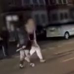 Teroare în Londra: Un bărbat flutură maceta după ce a înjunghiat o persoană în Ilford