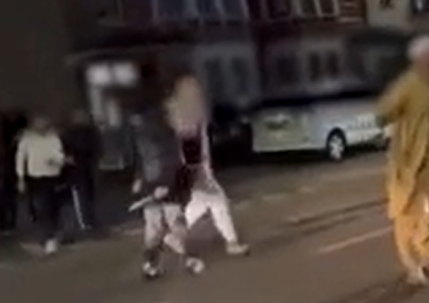 Teroare în Londra: Un bărbat flutură maceta după ce a înjunghiat o persoană în Ilford