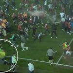 Spectatorii au invadat terenul la un meci de fotbal din Anglia. Căpitanul Sheffield Utd s-a ales cu capul spart