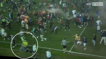 Spectatorii au invadat terenul la un meci de fotbal din Anglia. Căpitanul Sheffield Utd s-a ales cu capul spart
